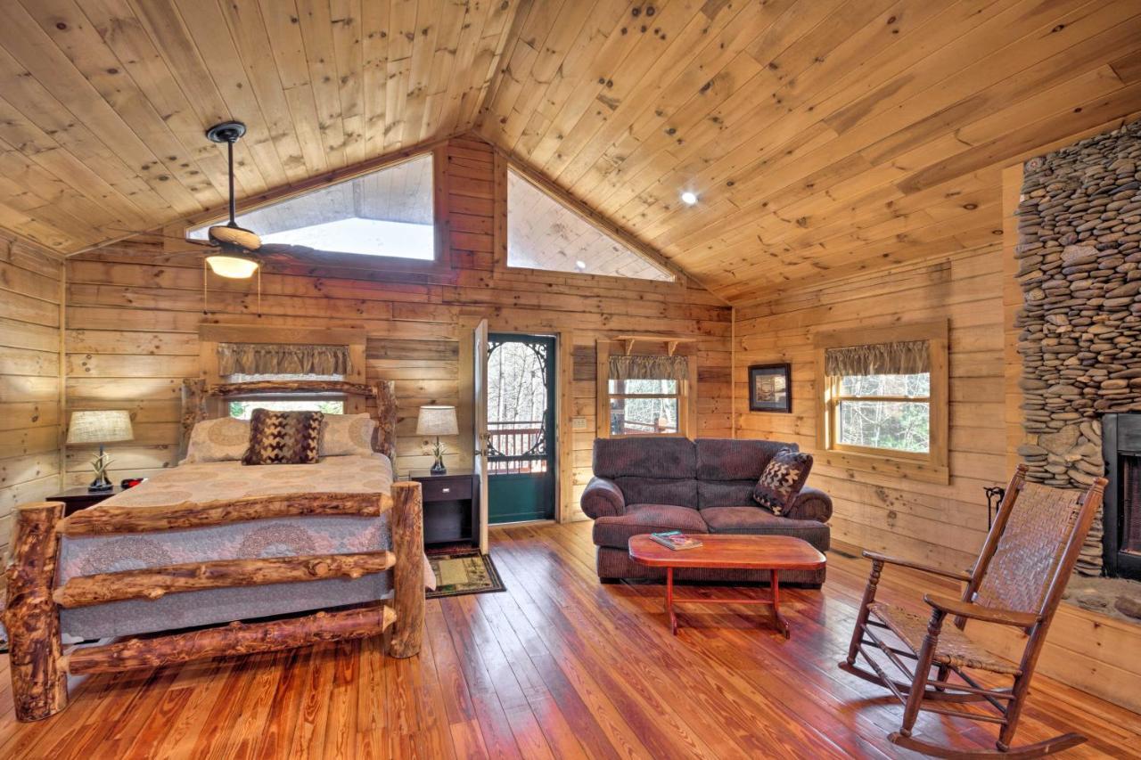Bryson City Cabin With Wraparound Deck And Hot Tub Eksteriør billede