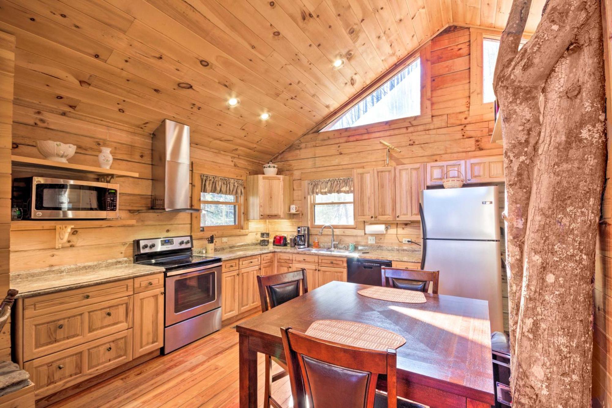 Bryson City Cabin With Wraparound Deck And Hot Tub Eksteriør billede